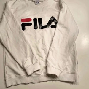 Fila hoodie  - Fint skick använd Max 4 ggr strl 150/160 o den är lite stor i storlek skulle jag säga🤍