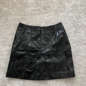 LACKKJOL FRÅN WEEKDAY - Min favoritkjol från Weekday som tyvärr blivit för liten. Storlek 34. Ganska kort. Inga synliga tecken på användning. 