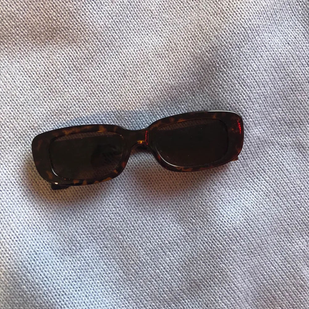 Intressekoll på mina helt nya solbrillor då jag råkade beställa 2 st. är inte ens öppnade då fotona är på mina egna🤍 skicka bud i kommentarerna . Accessoarer.