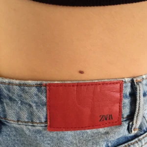 Zarajeans - Raka ljusblå jeans från Zara med coola detaljer nere vid fötterna. 