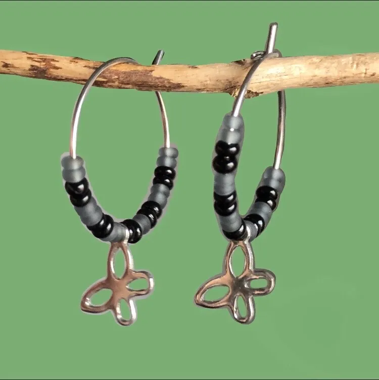 🦋🦋 Nickelfria örhängen i rostfritt stål! Med små fjärilar och seed beads i grått & svart 🖤 Dem är cirka 2 CM i diameter. Säljer för 40kr + 12kr i frakt!. Accessoarer.