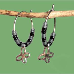 🦋🦋 Nickelfria örhängen i rostfritt stål! Med små fjärilar och seed beads i grått & svart 🖤 Dem är cirka 2 CM i diameter. Säljer för 40kr + 12kr i frakt!
