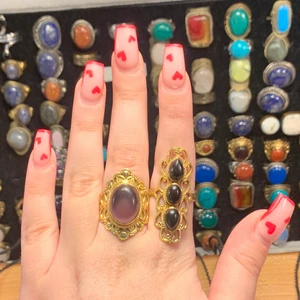 Mässingsringar med svart onyx och ametist 🔮📿💜 - Ringar i mässing med äkta stenar 🪨🔮 Ametist till vänster och svart onix till höger! Skriv om du har några frågor eller om du vill ha information om kristallerna! Betalning vis swish!