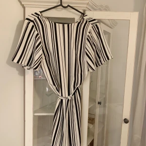 Sommarklänning - En helt perfekt och oanvänd klänning som tyvärr har blivit för liten för mig! Helt oanvänd