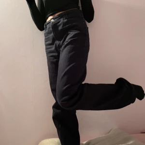 Zara Full Length Jeans - Säljer ett par Zara jeans köpte i vintras. Använd fåtal gånger i bra skick. Skriv för frågor. Modell på bild 1 och två är 165 cm lång har vanligtvis storlek 34. Sistas bilden är jag 176 cm lång har vanligtvis 36 på zara passar mig bra. 