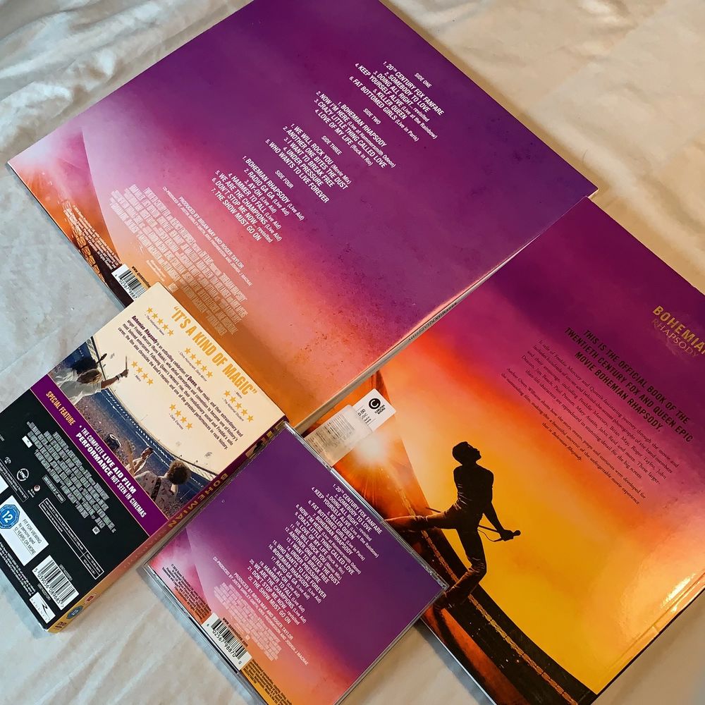 Blev du också helt förälskad av filmen ”Bohemian Rhapsody” som släpptes 2018? Say no more! Här finns det perfekta kitet bestående av en ny vinylskiva med soundtracket från filmen, en bok, DVD-filmen och soundtracket på CD-skiva. Allt är i nytt skick och ospelat. 🥰✨ Priset går att diskuteras! . Övrigt.