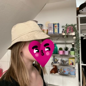 Bucket Hat - Säljer denna beigea bucket hat! Passar mindre huvuden! Skriv vid intresse