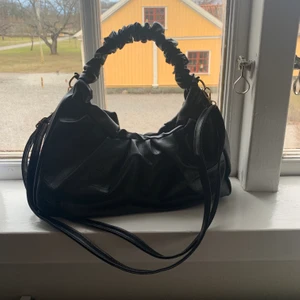 Väska  - Säljer denna snygga väska från shein. Säljer då den inte kommer till användning. Säljer för 100kr + frakt