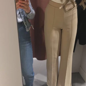 Kostymbyxor Gina Tricot - Ett par skitsnygga beiga kostymbyxor från Gina tricot. Köpta innan skolavslutningen förra året. Säljer då dom tyvärr har blivit för korta för mig. Storlek S. Resår i midjan och väldigt skönt material. Utsvängda i benen. Köparen står för frakten🤍