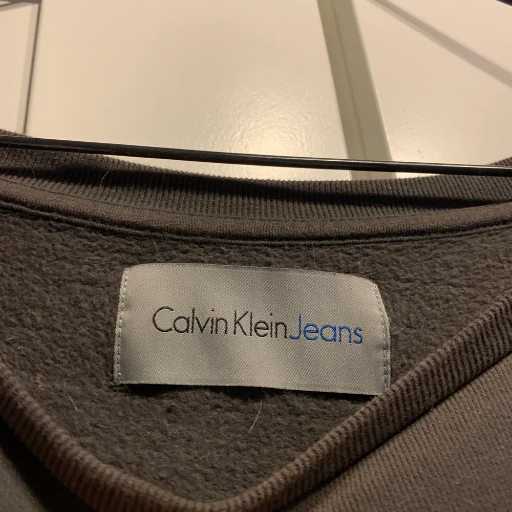 Säljer min Calvin Klein Jeans sweatshirt🤍 Den är i ett mycket fint skick! Inga fläckar eller skador. Har tyvärr klippt bort storlekslappen då den kliade. Skulle dock tippa på att den är i M-L.              Nypris ligger på ca 500-700kr men säljer den för 100kr + frakt (66kr spårbart)✨ Betalning sker via swish💫. Hoodies.