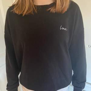 Jätte fin svart basic sweatshirt från H&M. På den lilla texten på framsidan står det ”love”, ganska använd🥰 99kr+frakt