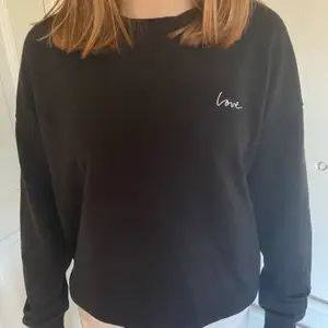 Jätte fin svart basic sweatshirt från H&M. På den lilla texten på framsidan står det ”love”, ganska använd🥰 99kr+frakt