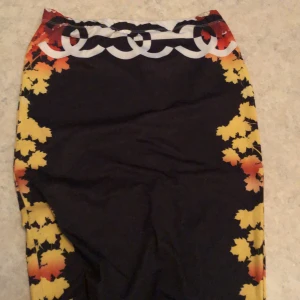 Chanel kjol - En kjol från Chanel som framhäver din röv och är ganska stretchig.