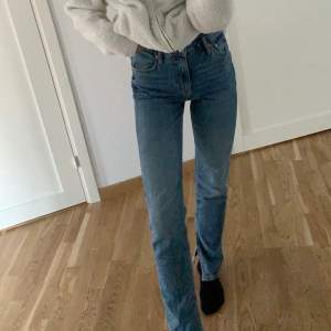 Säljer ett par superfina jeans från Gina i storlek 36. Jag är 172 och dessa är perfekta för mig i längden. Nypris var 599 men kan sälja för runt 250-300kr + frakt. Vill ni har mer bilder så är det bara att skriva privat💕