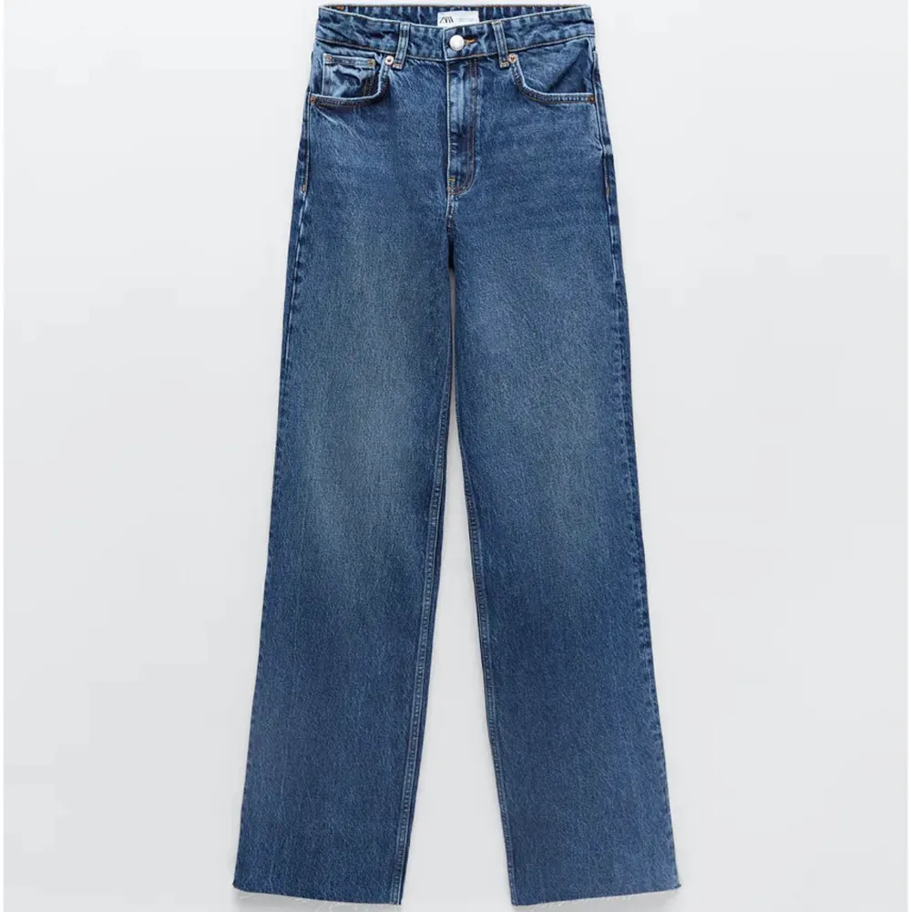 INTRESSEKOLL på dessa nya (oanvända) populära zara jeans i storlek 36! Säljer pga lite små på mig! Säljer endast vid bra bud!. Jeans & Byxor.