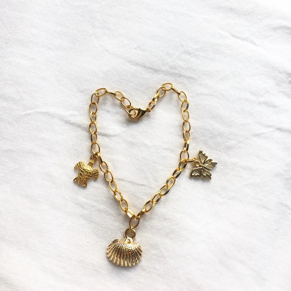 Fint guldarmband med olika berlocker 🤍 Följ gärna @moore_label på instagram för mer🤍. Accessoarer.