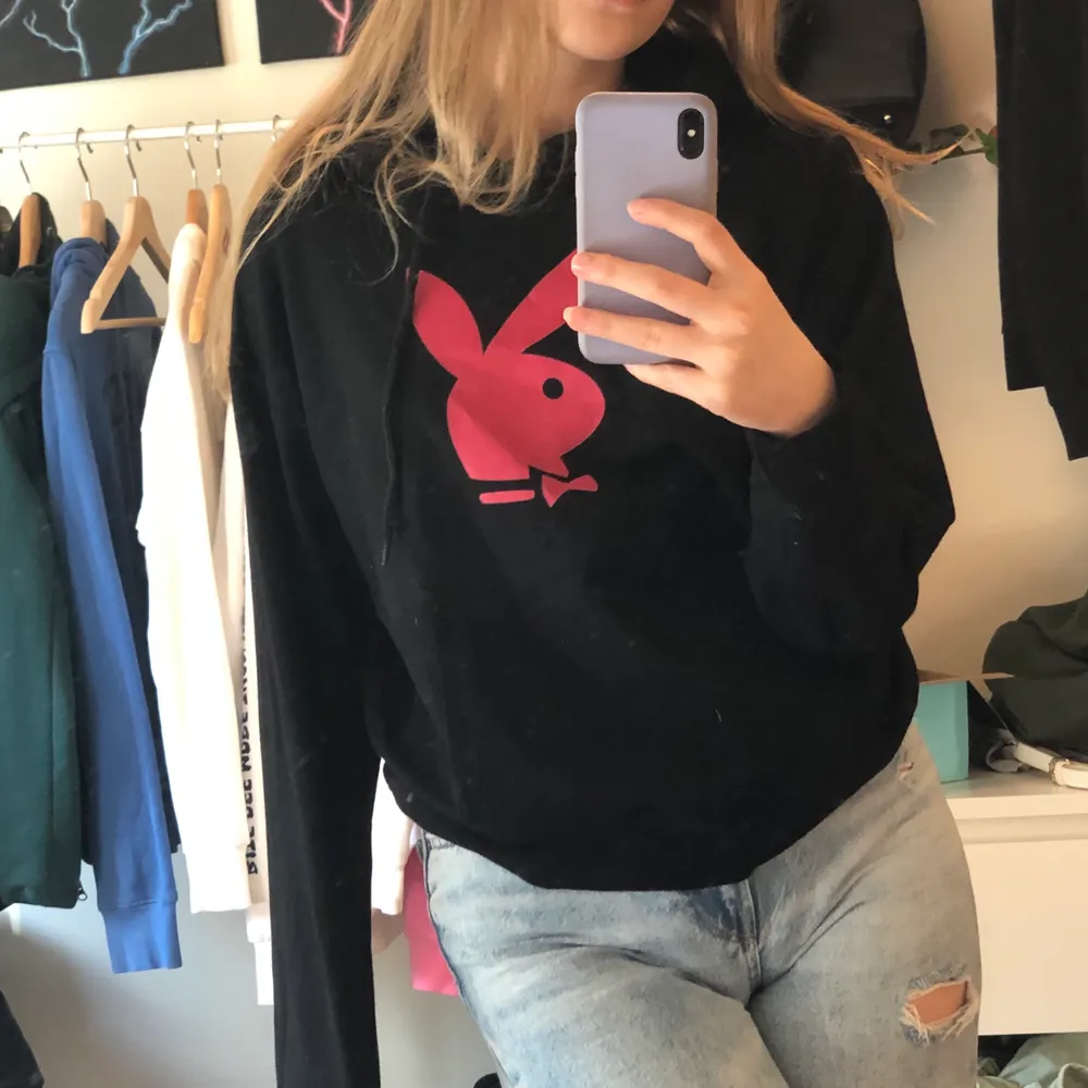 Säljer nu min Playboy x anti social social hoodie. Den är inte äkta, men är i jätte fint skick. Har använd den runt 3 ggr. Köparen står för frakten 💕. Hoodies.