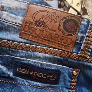 Dsquared märkes jeans - Jätte fina och bekväma sommar jeans i jätte bra skick. Äkta så klart. Säljer på grund att jag inte använder dom. Har fått dom av mamma så har ej kvittot på dim. Passar 36 samt 38 i och med att det är jätte mycket strech i. Ligger på 3400 nya. Buda