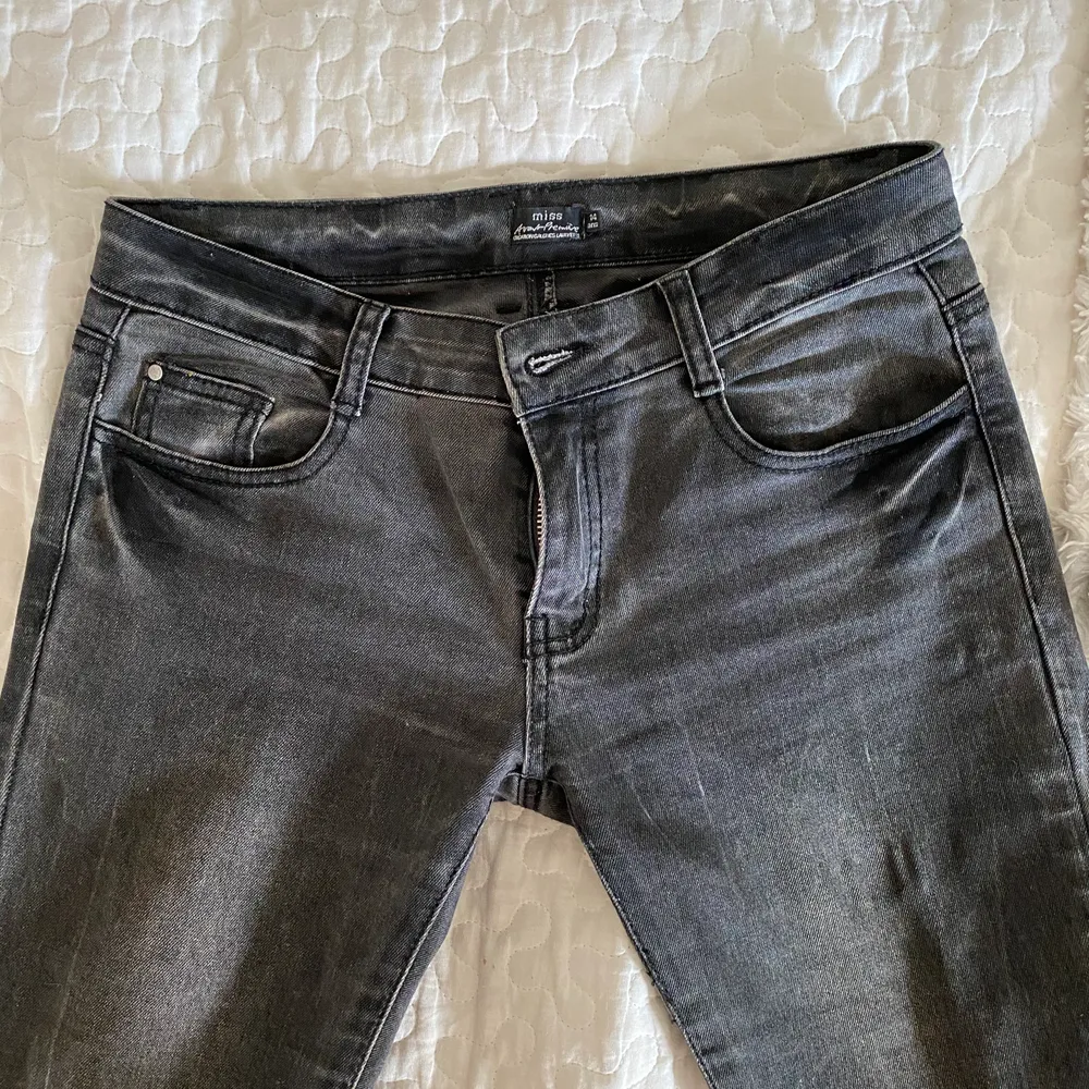Low waisted gråa jeans köpta i Frankrike, passar på mig som är 170 o har ish waist 27💖. Jeans & Byxor.