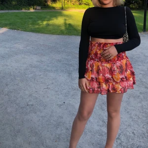 Super söt kjol - Säljer denna så himla fina kjol perfekt till sommaren, älskar mönstret då det sticker ut! Toppen till varma sommarkvällar eller finare tillfällen !❤️😍💐 köparen står för frakten! (Man kan vika in där uppe om man vill framhäva magen)