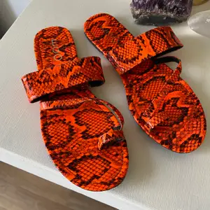 Skitcoola neon orangea ormmönstrade sandaler från EGO. Använda ett par gånger men i fint skick!