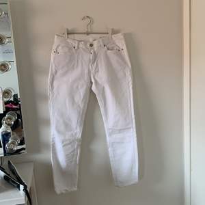 Slimfit vita jeans från Esprit. Säljes då de är för små. Använda fåtal gånger. Storlek W29 men är små i stoleken passar S-M. Säljes för 99kr exklusive frakt nypris 499kr