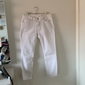 VITA JEANS, ESPRIT - Slimfit vita jeans från Esprit. Säljes då de är för små. Använda fåtal gånger. Storlek W29 men är små i stoleken passar S-M. Säljes för 99kr exklusive frakt nypris 499kr