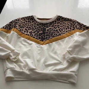 Sweatshirt från Shein - Fin tröja strl S. Finns matchande skor