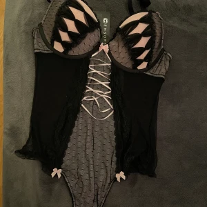 Sexig body (ny) 🍷 -  •Lapparna kvar •Storlek: 80C •Aldrig använd eller provad •Pris: 85 kr 🚫Djurfritt och rökfritt hem 📍Kan mötes upp i Mölnlycke 📬Kan skickas mot fraktkostnad