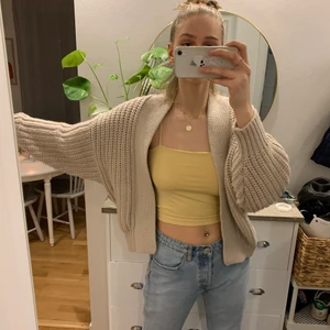 Stickad kofta - Extremt mjuk stickad kofta från Hm som inte finns i viktig, använd 2 gånger. Köpt för 350