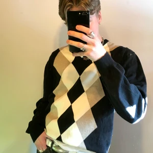 Argyale sweater - Fin stickad tröja med rutmönster. Bra kvalite! frakt: 63kr (postnord spårvart)  Dessa är enda bilderna som jag har på plagget! :)