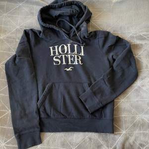 Mörkblå hoodie från Hollister. Tjockt och skönt material.