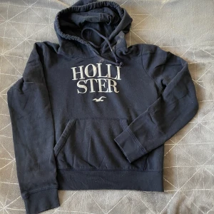 Hoodie - Mörkblå hoodie från Hollister. Tjockt och skönt material.