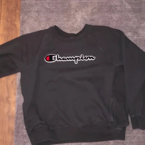 Champion - En super fin sweatshirt från Champion. Helt oanvänd men köpt från en Instagram. Inga slitage eller liknande. Kan skicka bilder om de önskas. Köpt för 150, säljer då jag inte den tyckte den passade på mig 