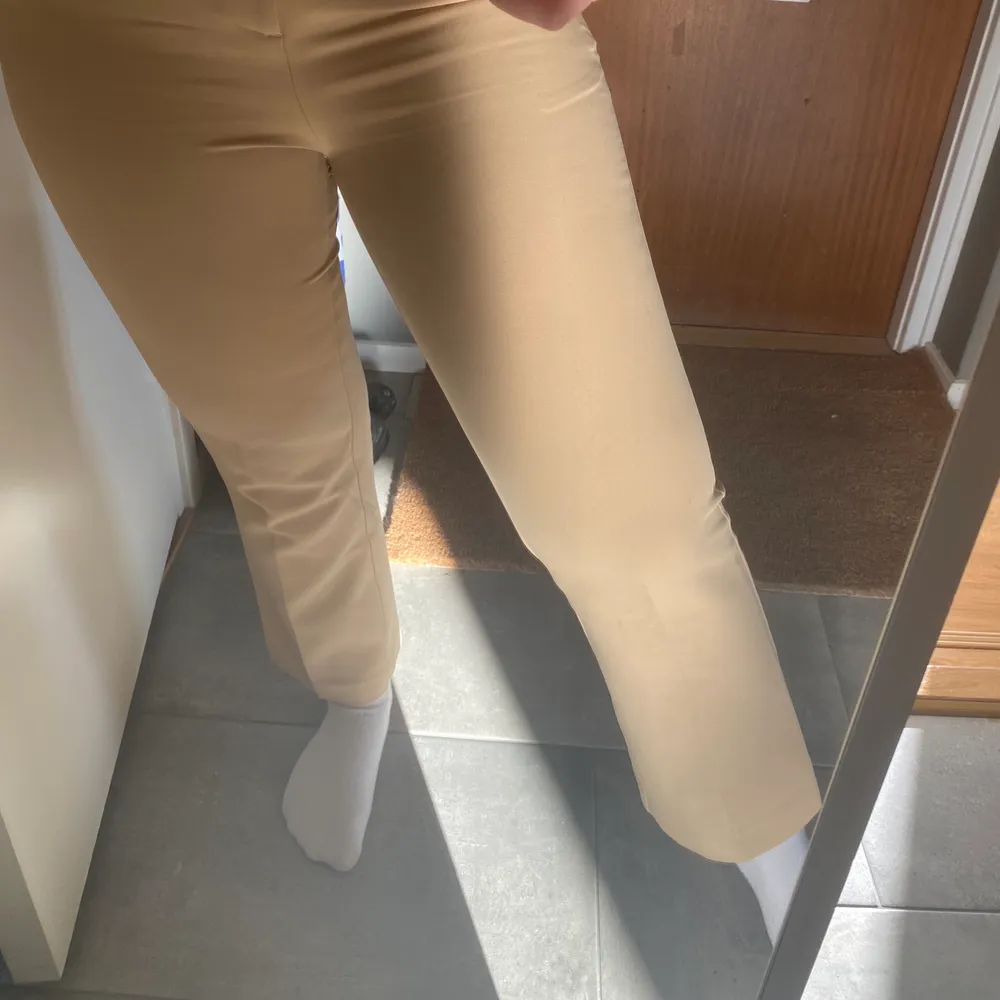 Jättefina beiga kostymbyxor från Gina i storlek 38 🌻. Jeans & Byxor.