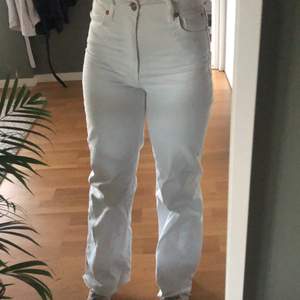 Säljer mina suuuupersnygga helt slutsålda vita raka jeans från zara!! Galet fina nu till vår och sommaren, tyvärr lite korta för mig som är 174 cm:( använda fåtals gånger❣️ som ni ser är det en knappt synbar fläck på ens bakfickan, köpta för 400, säljer för 200💓