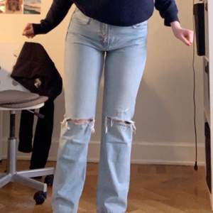 Jag säljer nu dessa slutsålda jeans från zara i storlek 42 (men funkar för mig som har storlek 38-40 vanligtvis då de är små i storleken! De är i modellen ”mid rise full length” och i en sjukt fin ljus och vårig färg! Köpte för 400kr och de är helt oanvända så säljer för 300kr+frakt! Hör av dig vid frågor💕