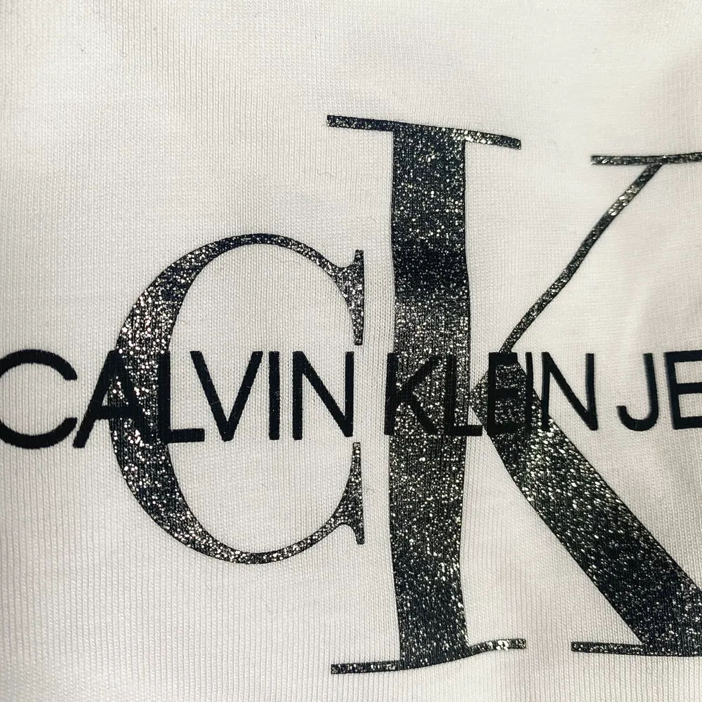 Helt nytt!! Så fräsch t-shirt och en mössa från Calvin Klein🙌🏽                                                 🤍🤍                                                                       . Toppar.