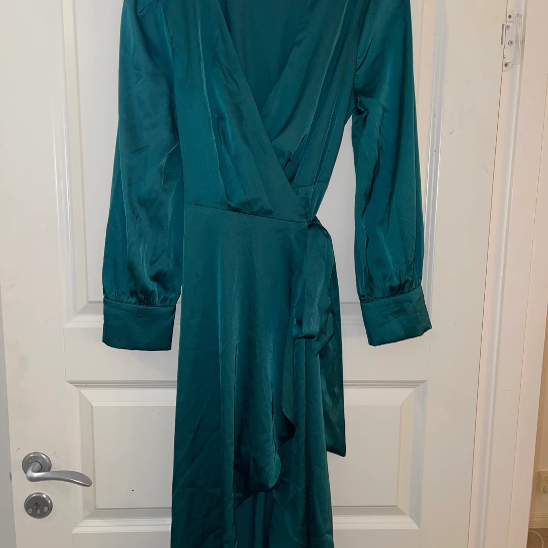 Mörkgrön satin klänning - 90