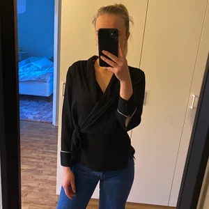 Wrap blus Zara strl S - Svart omlott blus, kan användas som på bilden eller mer som en kimono, använd fåtal gånger, bra skick 