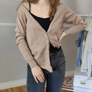 Beige kofta - Beige kofta. Använd 2-3 gånger och i bra skick!