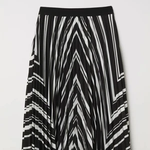 Plisserad kjol - Svart vit plisserad kjol från H&M i storlek S. Knappt använd så väldigt bra skick. Säljer för 149kr eller högsta bud!! 🌸🌸