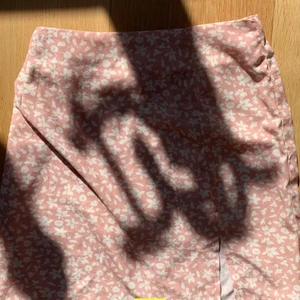 Rosa kjol - Säljer min ljusrosa kjol men vita blommor på! Super fin och jättesöt kjol som passar perfekt nu till sommaren kjolen är i stolek XS-S svårt att mäta midjemått tyvär! Aldrig använd bara testad säljer för 45kr💕 frakten är 10kr