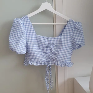 Topp strlk M - Supersöt topp som är perfekt till sommaren. Jätteskön men tyvärr lite för kort mig. 🌸Frakt ingår i priset!🌸