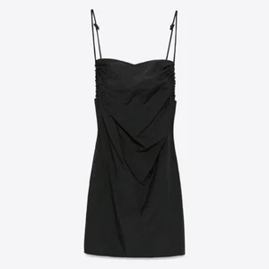 Svart klänning från zara - Helt ny trendig klänning från zara med coola detaljer. Banden är justerbara. Säljer på grund av att den är för kort på mig som är 177 cm lång. Nypris 359. Är flera intresserade blir det budgivning😊
