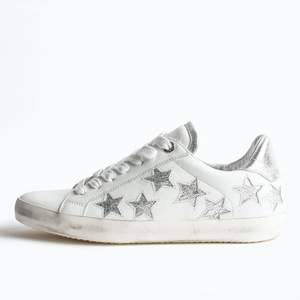 Jag söker dessa vita Zadig skor i storlek 38 som är slutsålda överallt!!!! Har du dessa och funderar på att sälja dem kontakta gärna mig💗💗