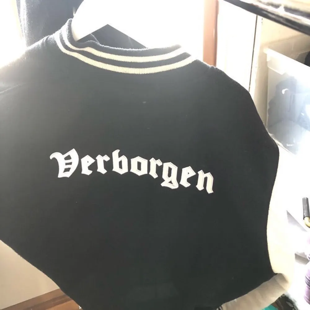 Sällsynt Verborgen Studios Varsity Jacket, använd 2-3 gånger men inga tecken på användning, Storlek L (passar M/L), perfekt höst/vår jacka . Jackor.