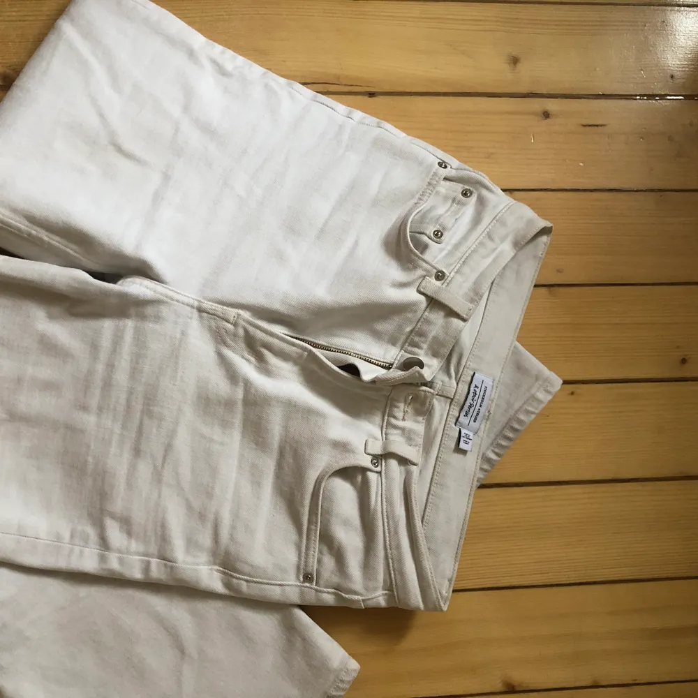 Snygga vita jeans från stories som är väldigt sparsamt använda och endast tvättade en gång. Slutar ungefär vid fotknölen på mig som är 168 isch centimeter. Väldigt snygga!! Passa perfekt till vårens helvita trend!!. Jeans & Byxor.