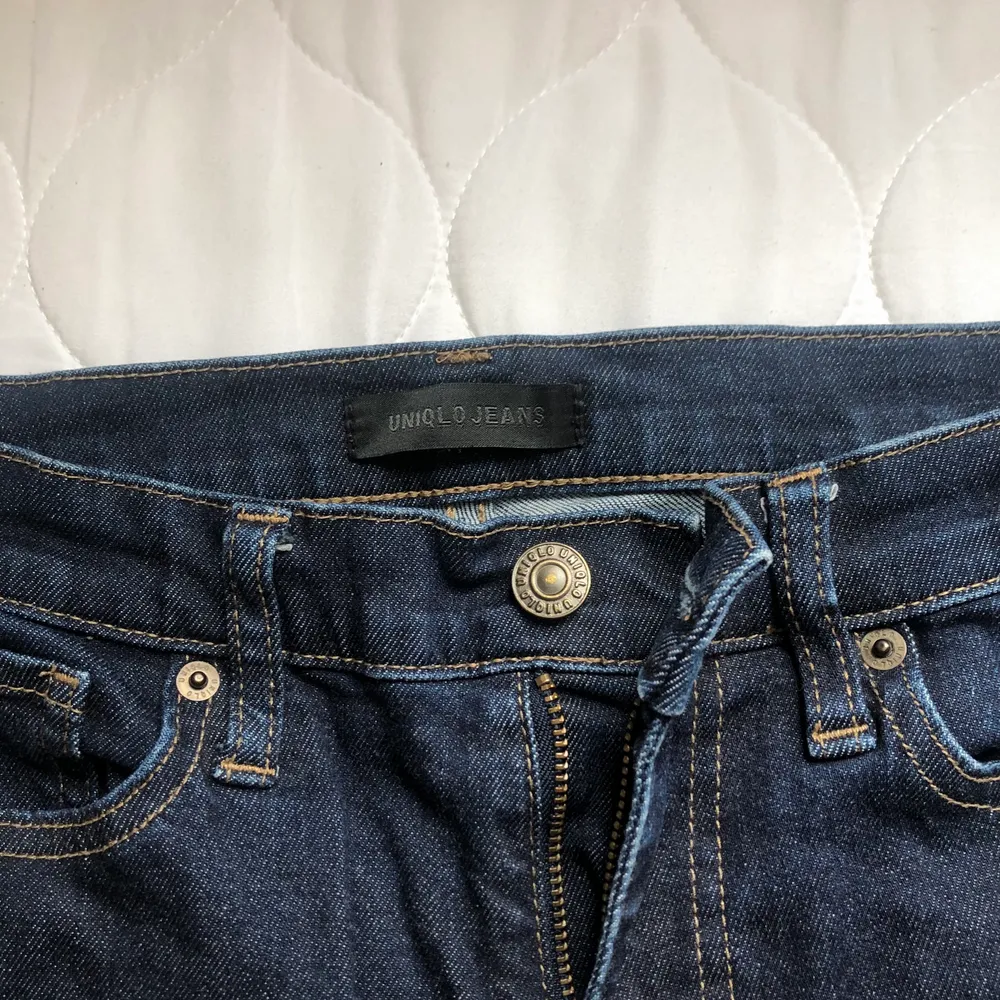 Mörkblå stretchiga jeans med högre midja från UNIQLO! Storlek 26 💕. Jeans & Byxor.