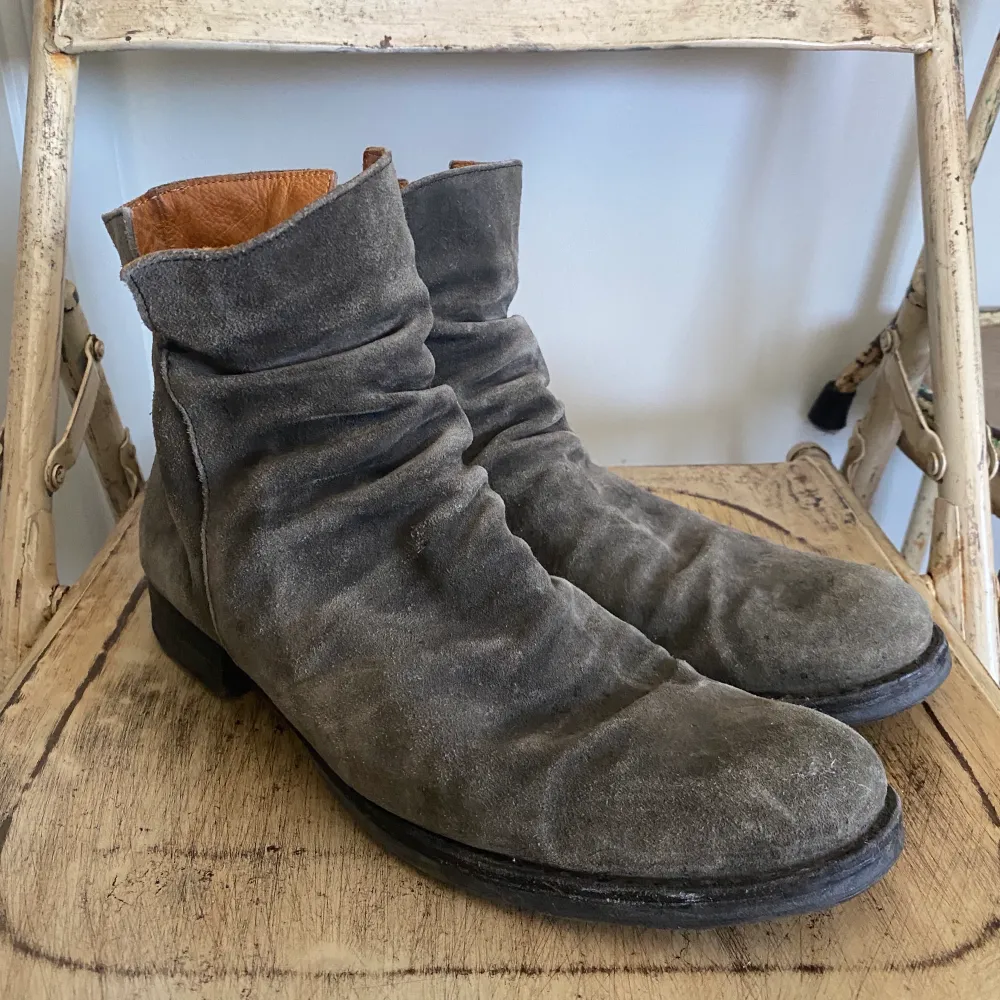 Snygga mocka-boots från Fiorentini+Baker i fint använt skick. Modell ”ELF”. Nypris 3500kr.. Skor.